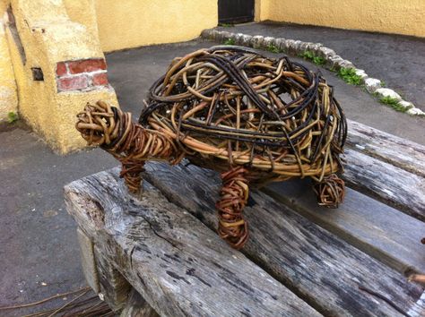 Willow Sculpture, Twig Crafts, Willow Garden, Twig Furniture, Twig Art, Willow Weaving, Willow Branches, Flower Sculptures, Bird Sculpture