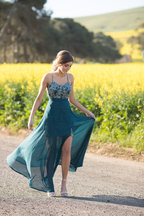 Matric Dance Poses Ideas, Formal Dress Photoshoot Ideas, Matric Ball Photoshoot Ideas, Matric Dance Photo Ideas, Matric Farewell Photo Ideas, Matric Dance Photos, Matric Dance Poses, Matric Photoshoot Ideas, Grad Dress Photoshoot Ideas