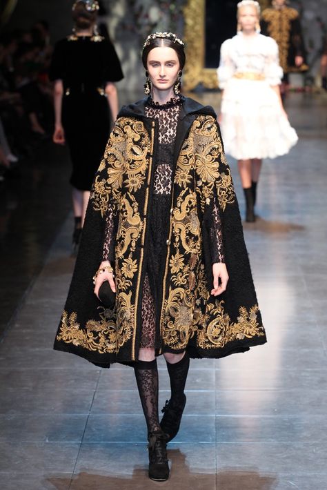 Dolce & Gabbana RTW Fall 2012 - Tudor style cape very regal! Couture Mode, Modieuze Outfits, Dolce E Gabbana, Baroque Fashion, Fantasy Fashion, Gold Dress, Mode Inspiration, Fesyen Wanita, Costume Design