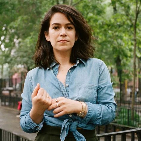 Abbi Jacobson - photographer unknown Venus In Capricorn, Abbi Jacobson, Shoulder Length Hair, Vanity Fair, Shoulder Length, Beautiful People, Google Search, Media, Collar