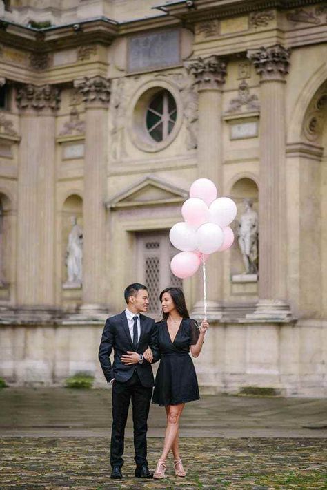 Couples photos in Paris - The Paris Photographer - Portfolio Balloon Engagement Pictures, Paris In Summer, Balloons Photography, Honeymoon Photos, Anniversary Pictures, Engagement Proposal, Wedding Court, Paris Pictures, Photographer Portfolio