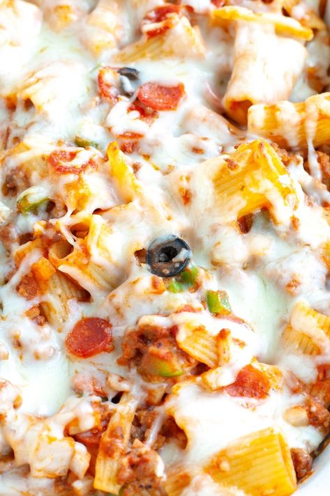 Sausage Pizza Casserole, Supreme Pizza Casserole, Italian Sausage Pizza, Pizza Casserole Recipe, Baked Pizza, Ground Beef Pasta, Sausage Pizza, Supreme Pizza, Pizza Casserole