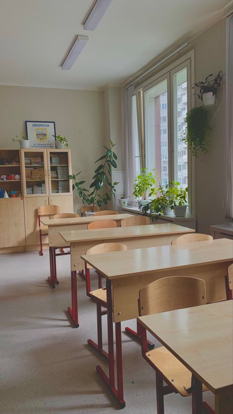 Empty Classroom Aesthetic, Private School Classroom, School Aesthetic Classroom, Tuition Room, Classroom Interior, Classroom Background, School Building Design, School Tables, School Interior