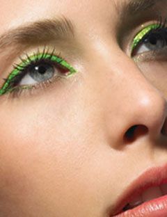 Makeup Green Eyeliner, Bright Eyeliner, Eyeliner Inspiration, St Patties, Green Eyeliner, Powder Puffs, Best Eyeliner, Eye Liner Tricks, Green Makeup