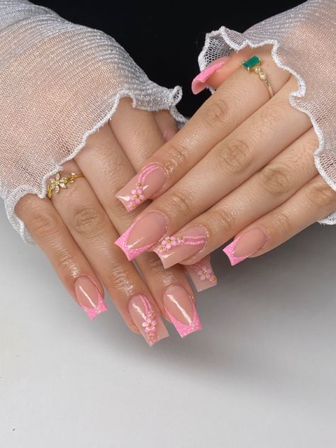 Summer Nail Ideas Coffin Medium, Nails Ideas Coffin Medium, Summer Nail Looks, Friends Outdoors, Short Coffin Nails Designs, Pink Tip Nails, Quinceanera Nails, Nail Looks, Prom 2024