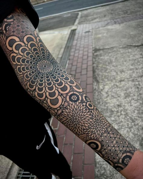 Zentangle Tattoo Sleeve, Negative Mandala Tattoo, Mens Full Sleeve Tattoo, Geometric Tattoo Leg, Geometric Tattoo Pattern, Flower Of Life Tattoo, Ma Tattoo, Pocket Watch Tattoos, Cuff Tattoo