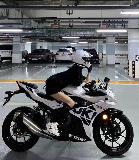 Aesthetic Moter Cycle, White And Black Motorcycle, Female Bike Riders, Best Motorcycles For Women, Moter Cycles Girl, Biker Girl Aesthetic Outfits, Sporty Motorcycles, Motos Aesthetic, Nice Motorcycles