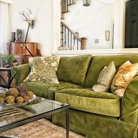 How to keep your renovations from quickly feeling dated: Tips for a timeless interior Olive Green Couches, Green Velvet Couch, Green Velvet Sofa Living Room, Green Couch Living Room, Couch Vintage, Velvet Sofa Living Room, Green Sofa Living Room, Living Arrangements, Latest Sofa Designs