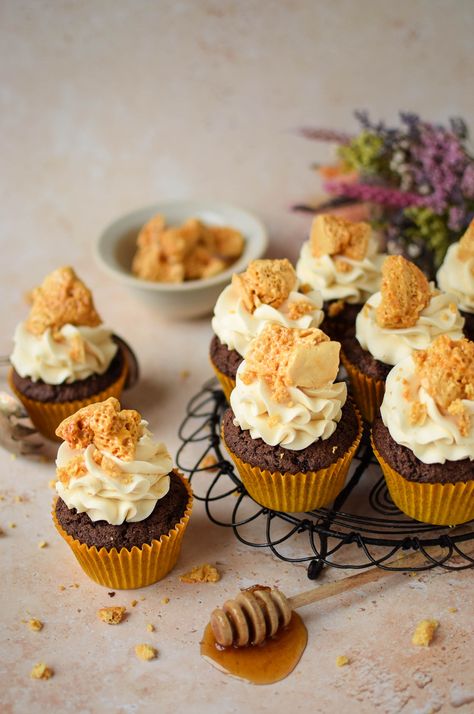 Honeycomb Cupcakes, Toffee Desserts, Honeycomb Toffee, Honey Frosting, Toffee Dessert, Honey Cupcakes, Chocolate Honeycomb, Crunchie Bar, Iced Cake