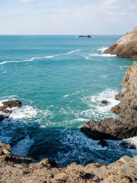 Trevose Head is a stunning segment of the Cornish coastline. Cornish Coastline, Glamping Inspiration, Bedroom Beach, Cornwall Coast, Cornwall Beaches, Scotland Road Trip, Rocky Coast, Cornish Coast, Wall Art Landscape