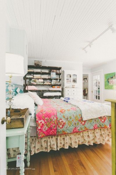 The Strawberry Patch turned a run down house into a flea market find filled cottage - love the mix of bedding prints and the open shelving in the bedroom eclecticallyvintage.com Spring Farmhouse Bedroom, Colorful Cottage Interiors Bedroom, Farm Desk, Rectangular Living Rooms, Interior Room Decoration, Eclectic Homes, Interior Decorating Living Room, Living Room Ornaments, Flea Market Style