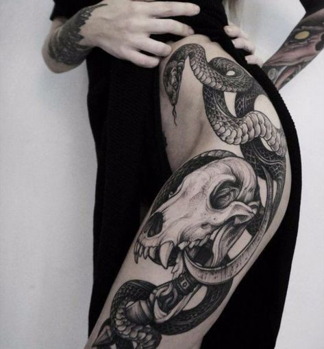 Gotik Tattoo, 42 Tattoo, Woman With Tattoos, Backpiece Tattoo, Stile Harry Potter, Tato Minimal, Tato Henna, Wicked Tattoos, Creepy Tattoos