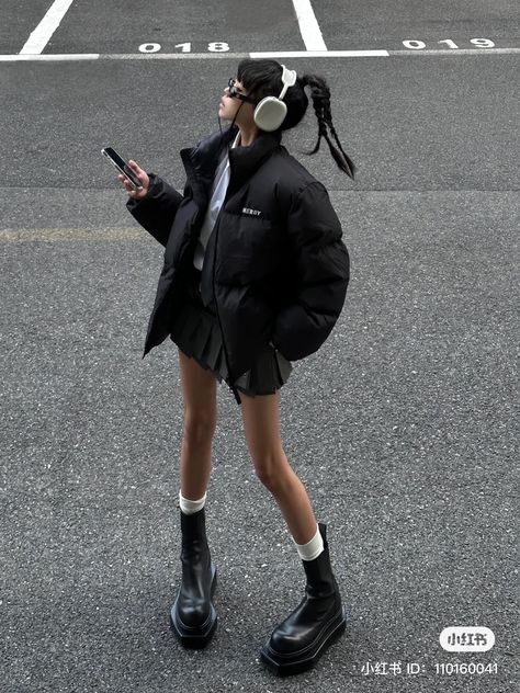 Party Korean Outfit, Japan Clubbing Outfit, Osaka Street Style, Streetwear Photoshoot Women, Tokyo Winter Fashion, Asian Style Outfits, High Angle Pose Reference, Douyin Outfits, Tokyo Streetwear