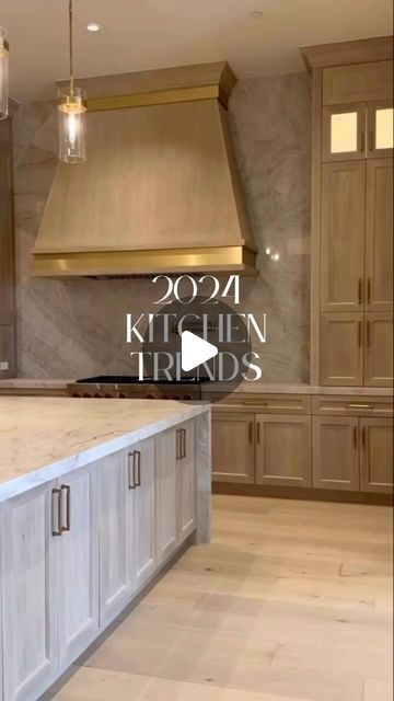 Two Tone Wood Kitchen Cabinets, Warm Quartz Kitchen Countertops, Quartz With Gold Veining, Earth Tone Kitchen, Kitchens 2023, Bright White Kitchen, Statement Kitchen, Kitchen Cabinet Trends, Quartz Kitchen Countertops