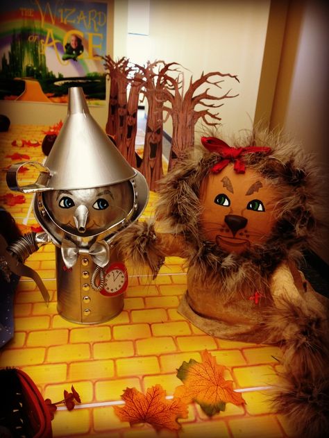 wizard of oz pumpkins | ... Tin Man and Cowardly Lion by Debra ... | Wizard of oz...Somewhere NOTE: face inspiration for light bulbs Lion Pumpkin, Paint Pumpkin, Story Book Pumpkin, The Cowardly Lion, The Tin Man, Pumpkin Decorating Ideas, Creative Pumpkin Decorating, Character Pumpkins, Dekorasi Halloween