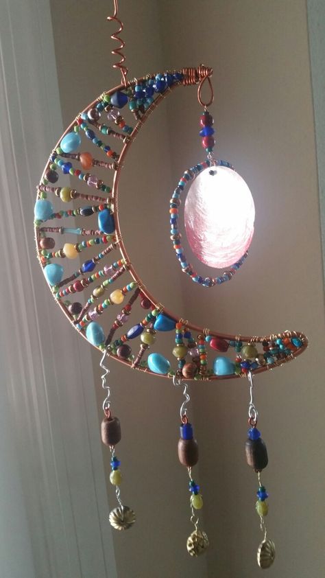 Moon shaped beaded sun catcher Making Glass Beads From Bottles, Boho Wind Chimes, Sun And Moon Decor, Hantverk Diy, Diy Wind Chimes, Dream Catcher Diy, Moon Shapes, Wire Crafts, Dreamcatchers