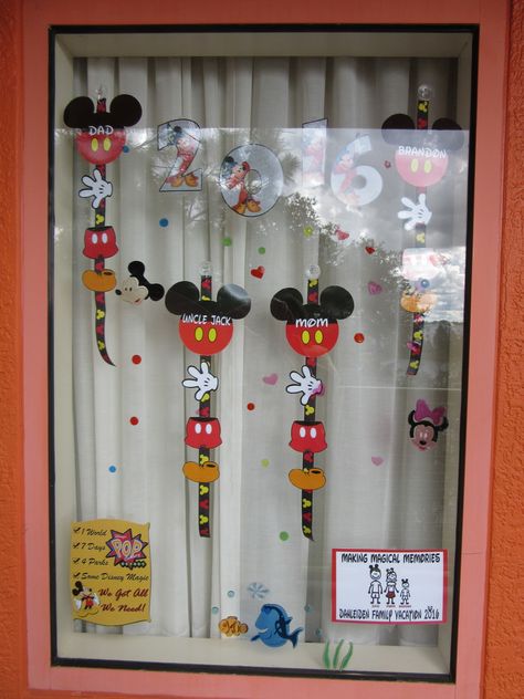 Pop Century Window Decorations, Disney Window Decoration Ideas, Disney Window Decoration, Decorated Windows, Universal Christmas, Pop Century, Window Decorations, Window Ideas, Window Decoration