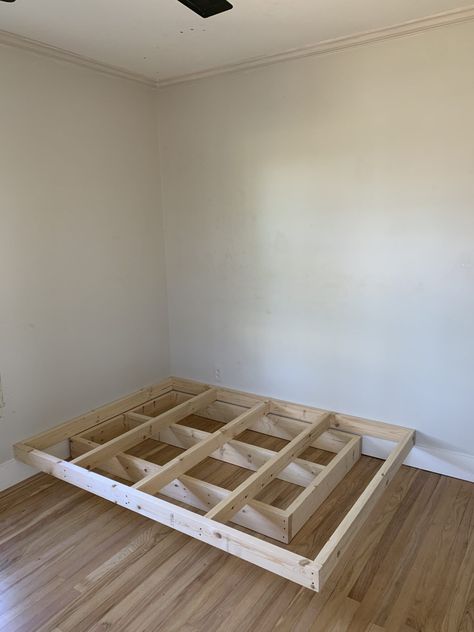 How to easily build a difficult custom bed frame - THIS MINIMAL HOUSE Floating Bed Diy, Diy Bed Frame Easy, Custom Bed Frame, Beautiful Bed Designs, Bed Frame Plans, Bedroom Transformation, Floating Bed Frame, Minimalism Home, Built In Bed