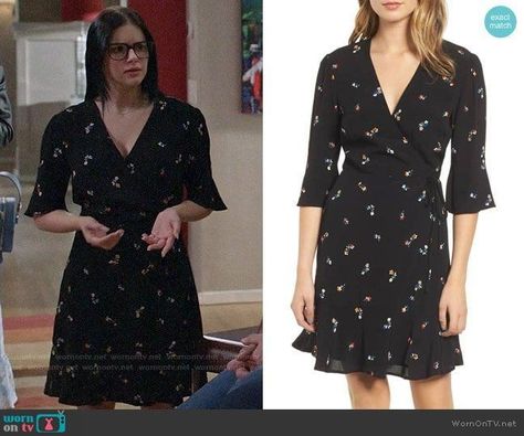 Alex Modern Family, Modern Family Outfits, Alex Dunphy, Contemporary Clothes, Ariel Winter, Tv Show Outfits, Black Floral Dress, Autumn Clothes, Indian Designer Outfits