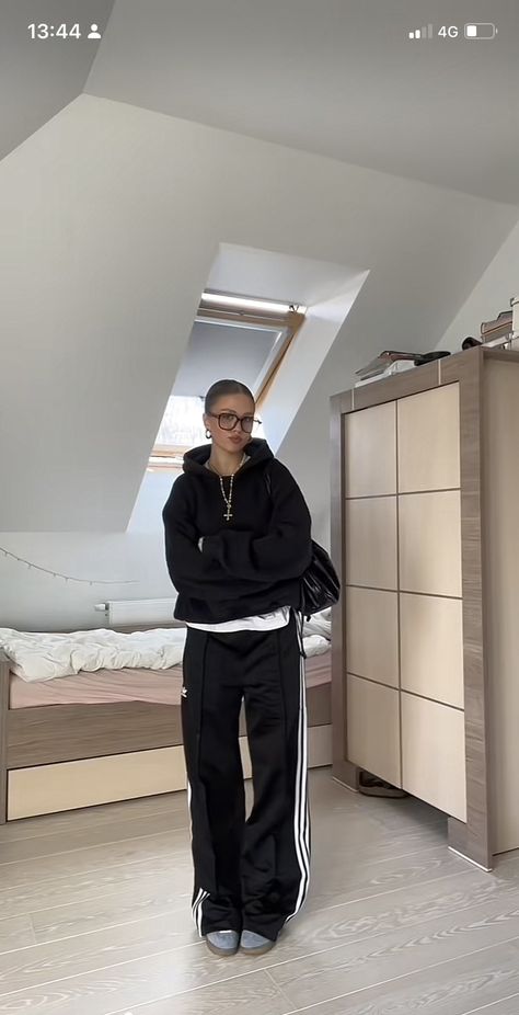 Black And Grey Streetwear Outfit, Aesthetic Adidas Outfit, Adidas Parachute Pants Outfit, Uk Garage Fashion, Put Together Sweatpants Outfit, Football Winter Outfit, Black Adidas Shirt Outfit, Sport Style Outfits Women, Sambas With Sweatpants