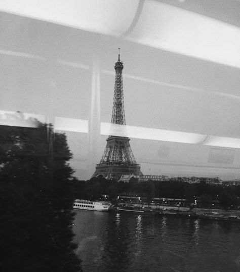 Paris Aesthetic Vintage, Paris Icons, Paris Background, Black And White Paris, Minimal Travel, Paris Black And White, Summer Music Festivals, Paris Aesthetic, Summer Music