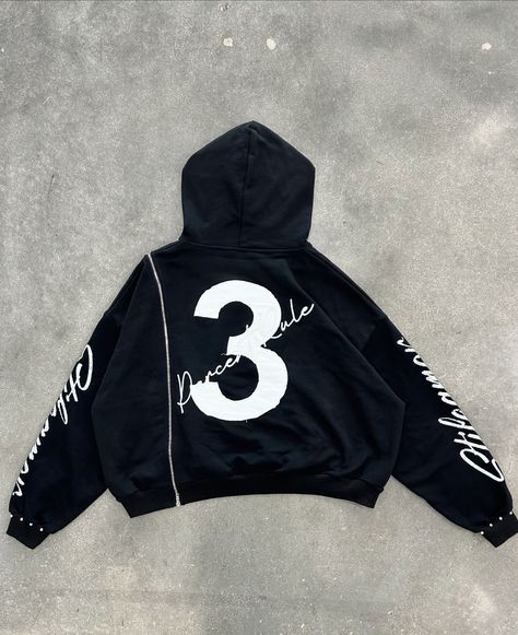 Virgil Abloh 3% Rule Side Zip Hoodie {AUGUST 30TH 2024, 12PM EST} -Appliqué Embroidered Patches Front & Back -Side Zipper Front To Back -Metal Studs -Heavy Weight French Terry Cotton -Drop Shoulder/ Boxy Fit With A Slight Crop SPAM COMMENT “3️⃣” FOR A CHANCE TO WIN A FREE PIECE Gothic Couple, Bape Jacket, Man Crafts, Hoodie Y2k, Street Sweatshirt, Retro Pop, Letter Embroidery, Virgil Abloh, Workout Hoodie