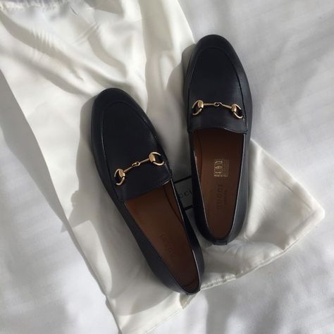 Designer Shoes Gucci, Gucci 2020, Designer Shoes Heels, Fashion Gone Rouge, Gucci Slides, Gucci Loafers, Mode Streetwear, Mode Inspiration, Stylish Shoes