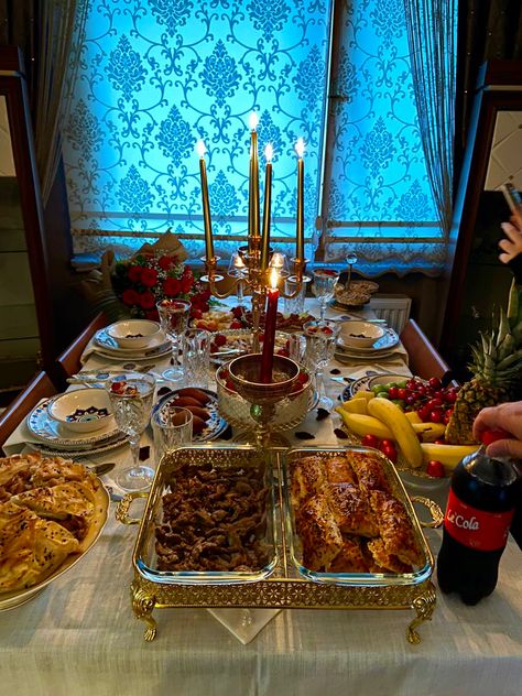 Royal Feast Food, Royal Food Table Aesthetic, Royal Banquet Food, Royal Feast Aesthetic, Royal Dinner Aesthetic, 1800s Food, Feast Aesthetic, Banquet Food, Pinterest Food