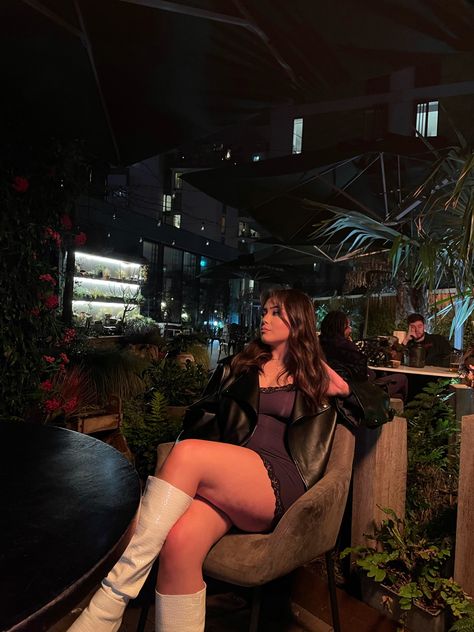 Sitting Poses At Cafe, In The House Photoshoot Ideas, Pic Inspiration Instagram, Insta Model Aesthetic Poses, Pose Inspiration Instagram, Midsize Poses Instagram, Sitting Insta Poses, Poses Sitting Down, Instagram Picture Ideas Baddie