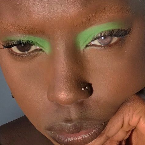 Green Eye Shadow Looks, No Makeup Quotes, Makeup 2000s, Makeup Dewy, Eye Shadow Looks, Makeup Bold, Makeup Euphoria, Fluffy Brows, Pure Makeup