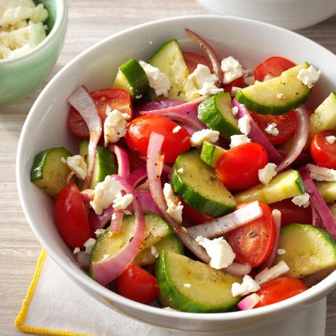 Balsamic Cucumber Salad Balsamic Vinegar Recipes, Salad Appetizer Cups, Cucumber Salad Recipe, Fall Salad, Resep Salad, Cucumber Tomato Salad, Grape Salad, Cucumber Recipes Salad, Refreshing Salad