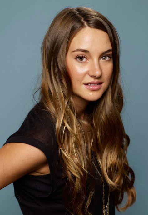 Watch Shailene Woodley Grow Up Right Before Your Eyes: Shailene Woodley has been a household name for years. Brunette Actresses, Shailene Woodley, Brown Blonde Hair, Wallpaper Download, Cara Delevingne, Hair Today, Celebrities Male, American Actress, Celebrities Female