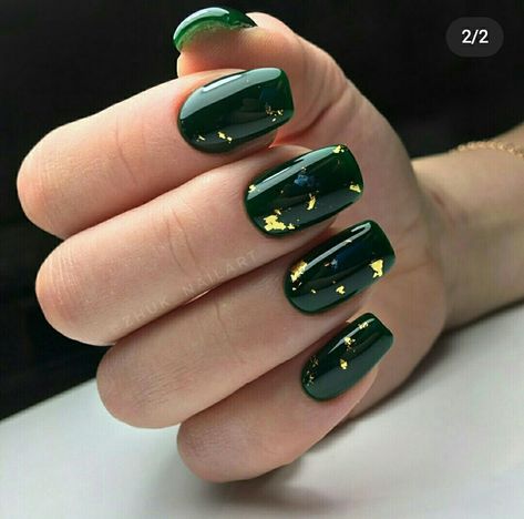 Short Acrylic Nails Green And Gold, Dark Green Nails Gold Accent, Emerald Green Manicure, Deep Green Nails With Gold, Forest Green Gold Nails, Green Gold Nail Art, Dark Green And Gold Nails Short, Green And Gold Nail Designs Short, Green With Gold Flakes Nails