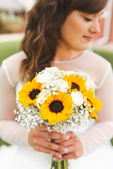 Sunflower Bride Bouquets, Ocean Wedding Ideas, White Wedding Flowers Bouquet, Yellow White Wedding, Sunflower Bridal Bouquet, Bouquet Sunflower, Bridal Wedding Flowers, Wedding Flowers Sunflowers, Sunflowers And Roses