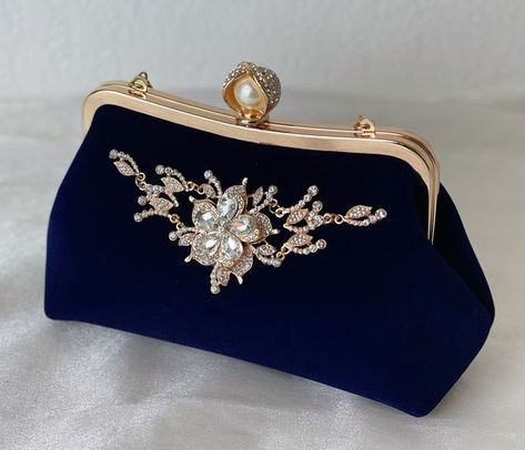 Royal Handbags, Kiss Lock Purse, Purse Design, Wedding Handbag, Vintage Evening Bags, Floral Handbags, Everyday Purse, Stylish Purse, Wedding Purse