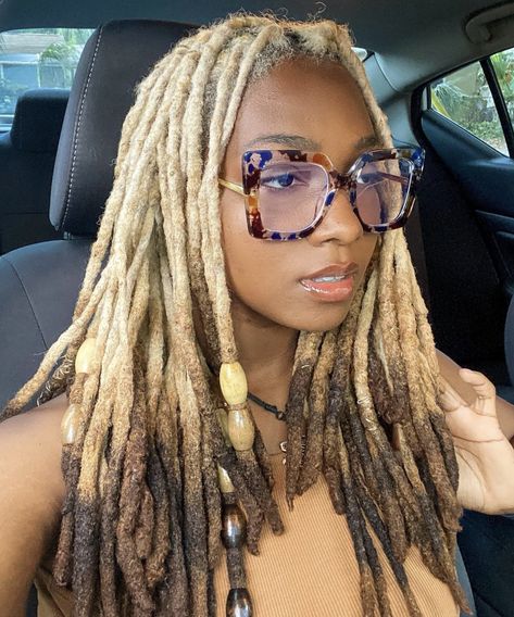 Long Dread Hairstyles Black Women, Blonde Roots Dark Ends Locs, Long Locs Black Women, Blonde Locs Black Women, Two Tone Locs, Hairstyle For Men, Beautiful Dreadlocks, Short Locs Hairstyles, Blonde Roots