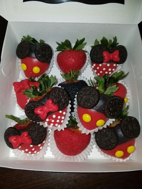 Mickey mouse chocolate covered strawberries Chocolate Covered Strawberries Theme, Dipped Desserts, Strawberry Ideas, Valentine Strawberries, Mickey Mouse Baby Shower, Chocolate Covered Strawberry Recipe, Chocolate Covered Fruit, Covered Strawberry, Dipped Strawberries