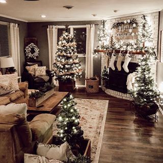 Large Living Room Christmas Decor, Christmas Decor Ideas For Living Room Fireplaces With Tv, Transitional Style Christmas Decor, Rustic Xmas Decorations, Two Christmas Trees In Living Room, White Lights Christmas Tree, Christmas Tree Decor Ideas 2023 Trends, Warm Cozy Home Decor, Natal Country