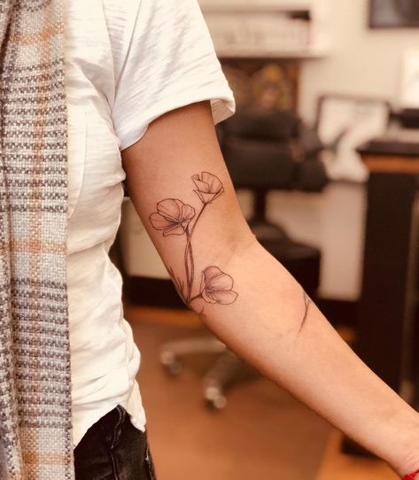 Simple Poppy Tattoo, Bicep Tattoo Women, Arm Wrap Tattoo, Inspiring Tattoos, Sister Ideas, Around Arm Tattoo, Wrap Around Tattoo, Poppy Tattoo, Wrap Tattoo