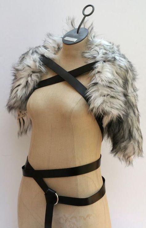 Fur Mantle, Barbarian Costume, Viking Halloween Costume, Vikings Halloween, Viking Party, Costume Viking, Viking Cosplay, Wolf Black, Viking Dress