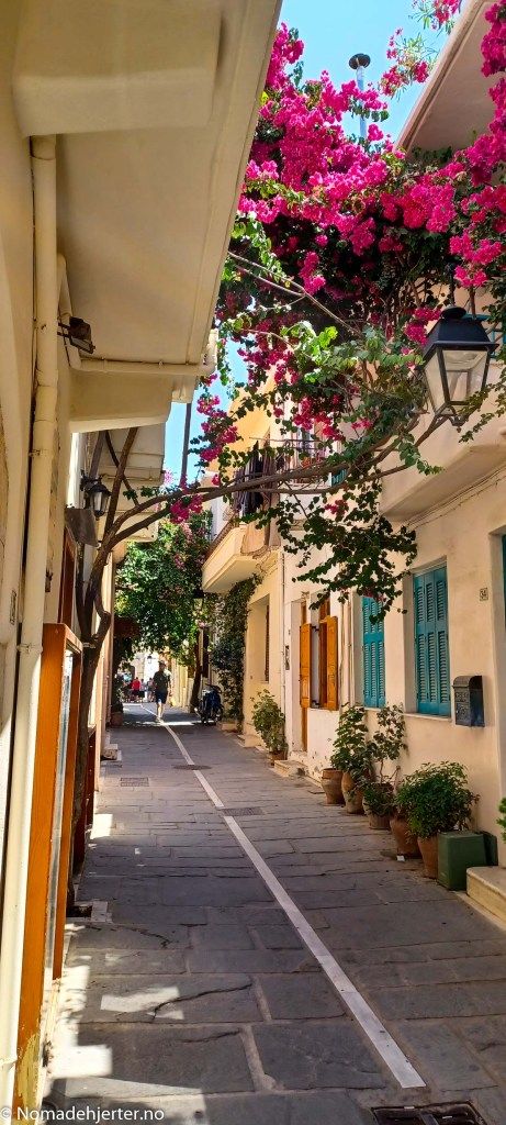 Discover the Charming Town of Rethymno, Crete - Nomadehjerter Vacay Photos, Rethymno Crete, Greek Town, Cozy Restaurant, Small Restaurants, Outdoor Theater, Cebu City, Family Hotel, Greek Island