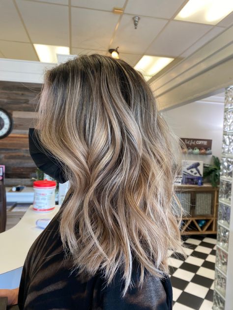 Balayage Close To Roots, Neutral Blonde Balayage Dark Roots, Light Brunette Hair With Blonde Balayage, Streaky Blonde Balayage, Mouse Blonde Balayage, Blonde Rooty Balayage, Bronde Balayage Shadow Root, Medium Length Dark Blonde Balayage, Rooty Beige Blonde