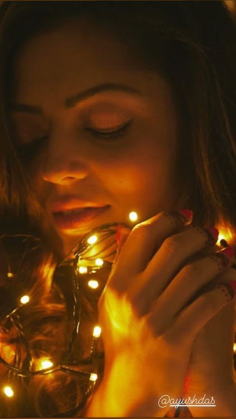 Fairy Lights Shoot, Fairy Lights Photography Night, Fairy Light Photoshoot, Diwali Photo Shoot Ideas, Photos With Fairy Lights, Photoshoot Ideas With Lights, Fairy Lights Photoshoot, Creative Photography At Home, Diya Photos