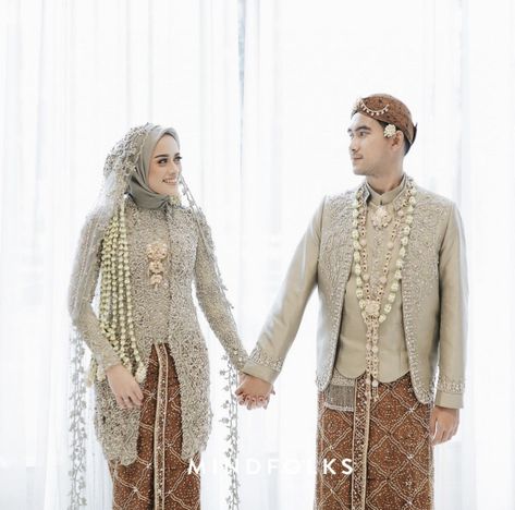 Javanese Wedding Hijab, Dress Akad, Prewed Concept, Jas Wedding, Muslim Wedding Hijab, Moodboard Wedding, Wedding Foto, Pose Wedding, Javanese Wedding