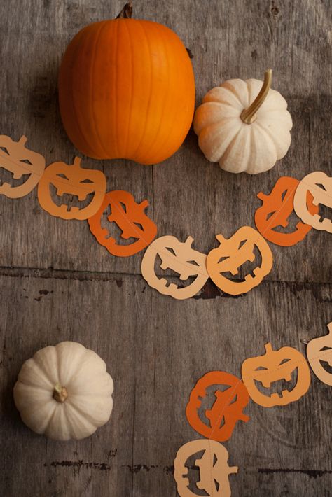 Halloween Garlands, Diy Halloween Garland, Glow In The Dark Halloween, Hallowen Ideas, Dark Halloween, Pumpkin Garland, Halloween Garland, Halloween Crafts Decorations, Pumpkin Halloween Decorations