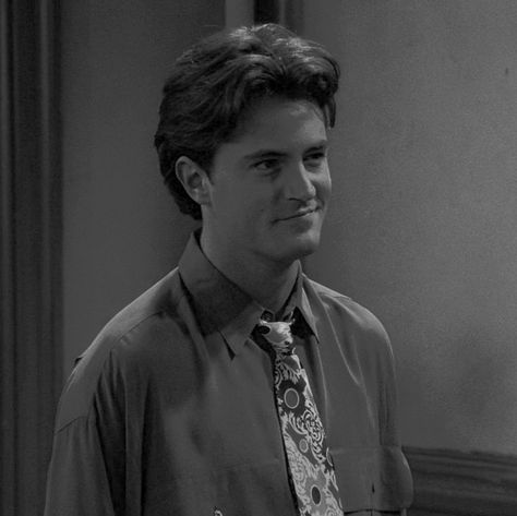 Mathew Perry Aesthetic, Matthew Perry 90s Aesthetic, Matthew Perry 80s, Matthew Perry 90s, Young Matthew Perry, Matthew Perry Young, Chandler Friends, Jess Mariano, Smile Wallpaper