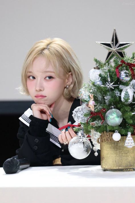 winter pics (@archivedwinter) / X Kpop Christmas Icons, Aespa Christmas, Kpop Christmas, Aespa Winter, Winter Aespa, Christmas Icons, Winter Pictures, Kim Min, I Love Girls