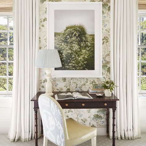 These 30 Reading Nook Ideas Are Made for Fans of the 'Bookshelf Wealth' Trend Ashley Whittaker, Veranda Magazine, Georgian Mansion, Long Living Room, Mahogany Table, Floor Design, Writing Desk, Guest Bedroom, House Tours