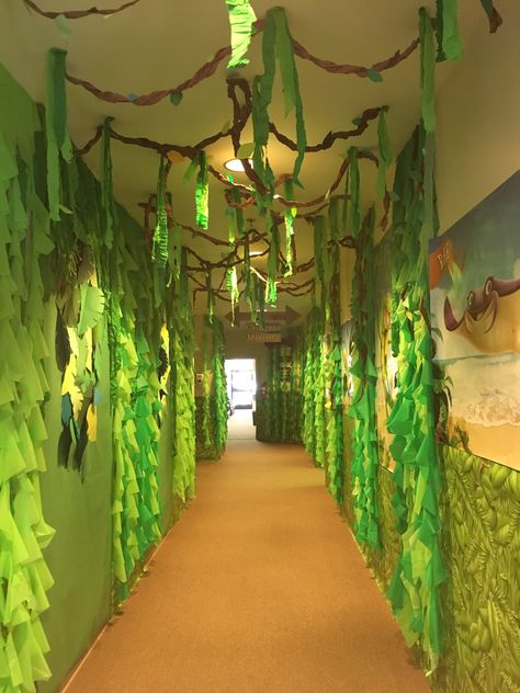 Shipwrecked VBS. Main hallway vines/characters. Zoomerang Vbs, Jungle Vbs, Vbs Jungle, Jungle Thema, Jungle Decorations, Jungle Theme Parties, Vbs Themes, Imagination Station, Safari Decorations