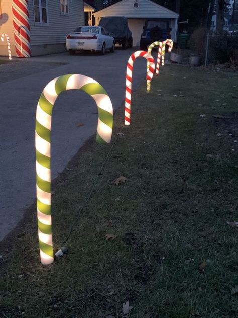 Diy Candy Canes Outdoor, Easy Outdoor Christmas Decorations, Christmas Grotto, Diy Christmas Yard Decorations, Hippie Christmas, Diy Gingerbread, Giant Christmas Ornaments, Candy Cane Decorations, Gingerbread Diy